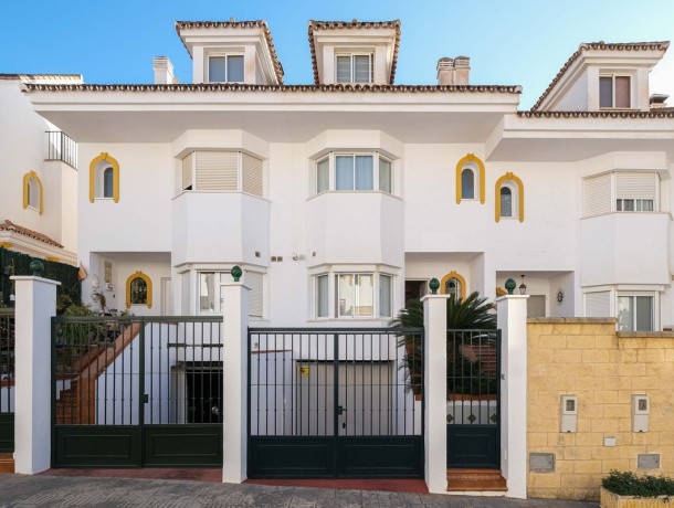Townhouse for sale in Sierrezuela, Marbella