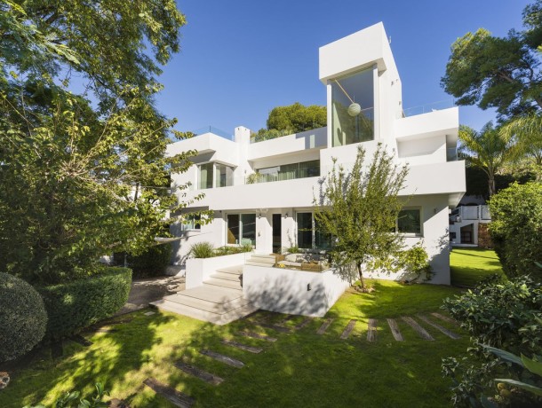 Villa for sale in Nueva Andalucía, Marbella