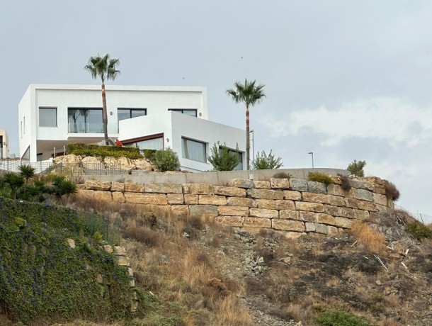 Villa for sale in El Paraiso, Marbella