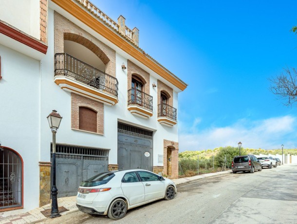 Townhouse for sale in Guaro, Marbella