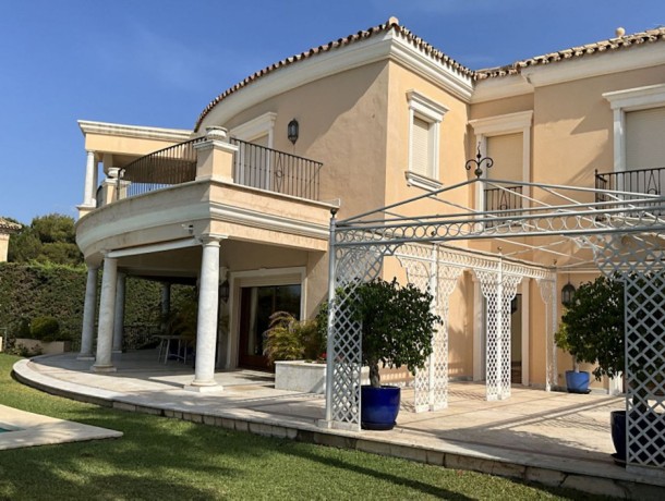 Villa for sale in Sierra Blanca, Marbella