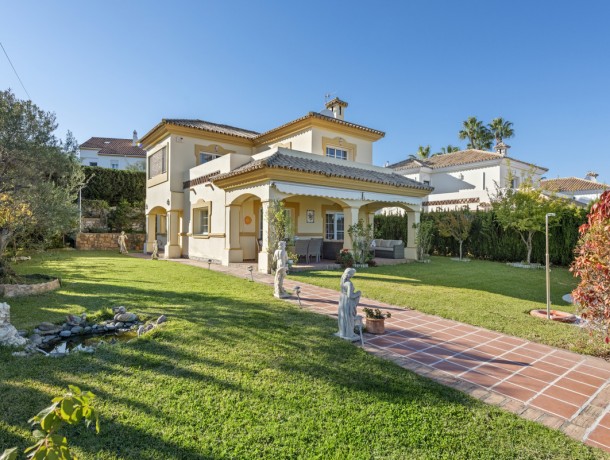 Villa for sale in Atalaya, Marbella