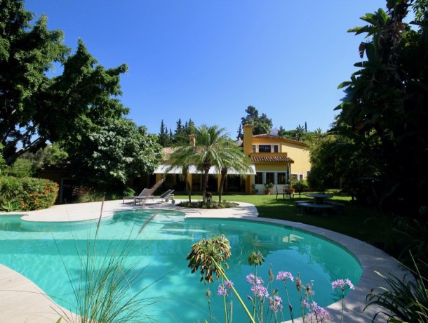 Villa for sale in El Paraiso, Marbella