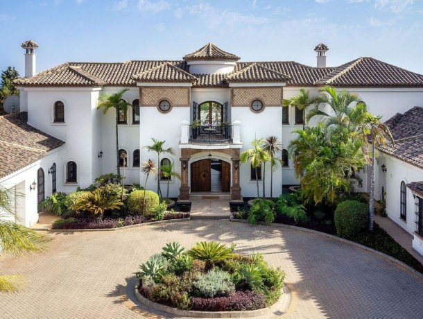 Villa for sale in El Paraiso, Marbella