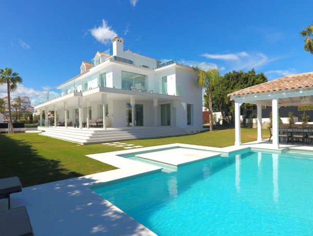 Villa for sale in Nueva Andalucía, Marbella
