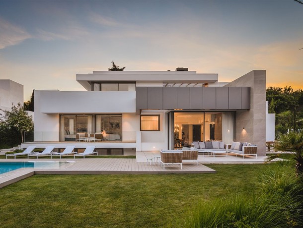 Villa for sale in El Paraiso, Marbella