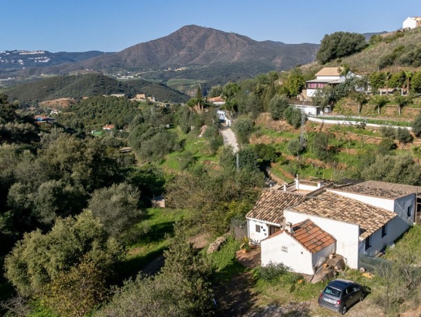Villa for sale in La Atalaya, Marbella