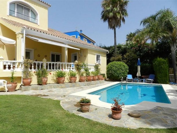 Villa for sale in La Duquesa, Marbella