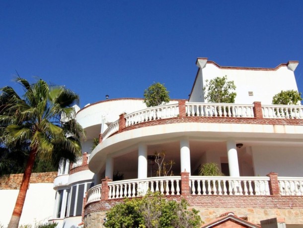 Villa for sale in El Rosario, Marbella