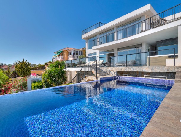 Villa for sale in Mijas Costa, Marbella