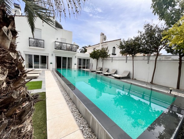 Villa for sale in Atalaya, Marbella