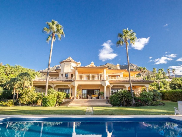Villa for sale in Sierra Blanca, Marbella
