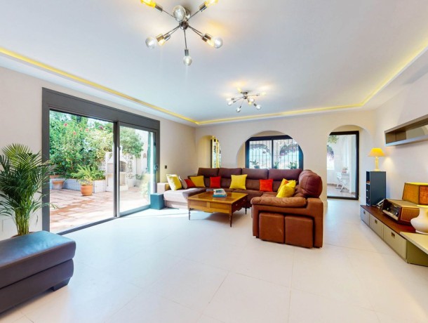 Villa for sale in Sierrezuela, Marbella
