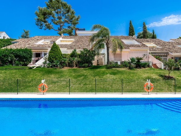 Townhouse for sale in Nueva Andalucía, Marbella