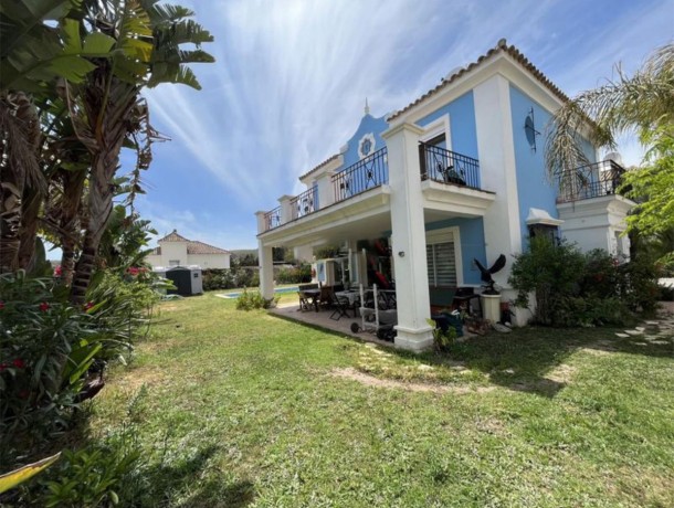 Villa for sale in La Duquesa, Marbella