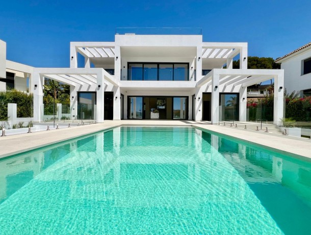 Villa for sale in Elviria, Marbella