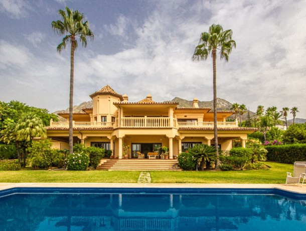 Villa for sale in Sierra Blanca, Marbella