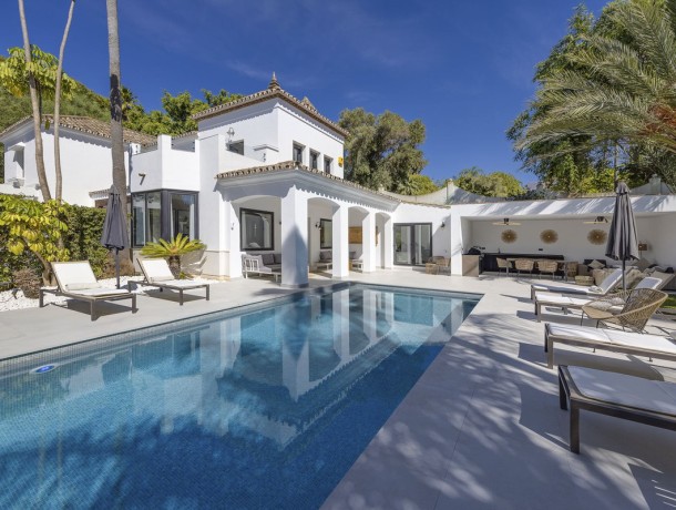 Villa for sale in El Paraiso, Marbella