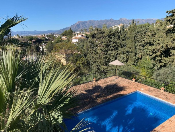 Villa for sale in El Rosario, Marbella