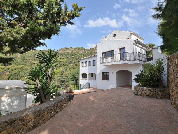 Villa for sale in Casares, Marbella