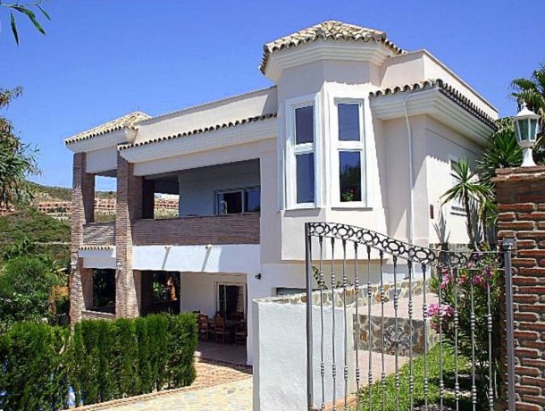Villa for sale in El Paraiso, Marbella