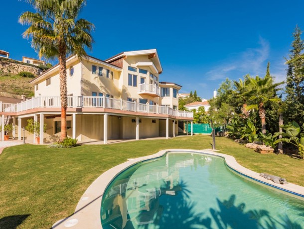 Villa for sale in El Paraiso, Marbella