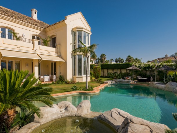 Villa for sale in Monte Halcones, Marbella