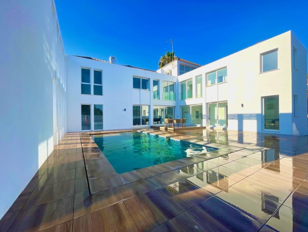 Villa for sale in Las Brisas, Marbella