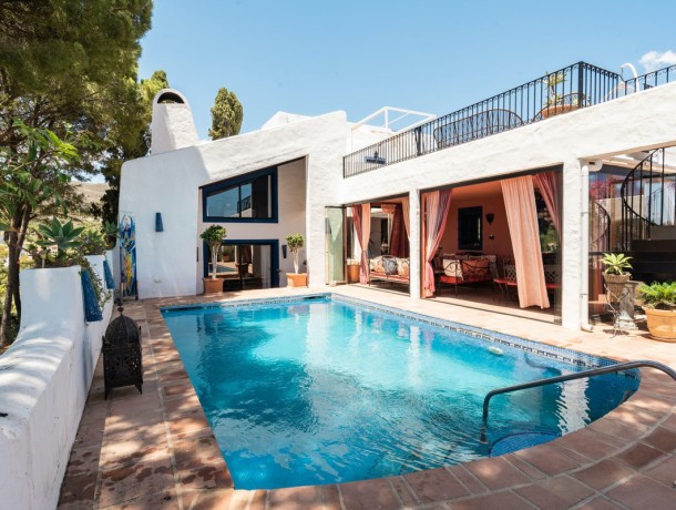 Villa for sale in Nueva Andalucía, Marbella