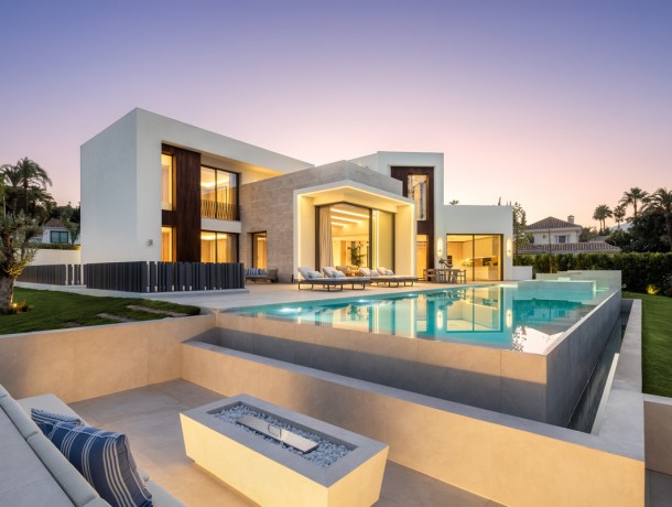 Villa for sale in Las Brisas, Marbella