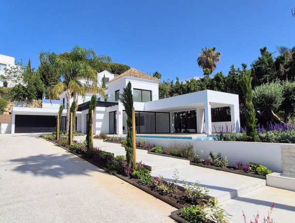 Villa for sale in El Paraiso, Marbella