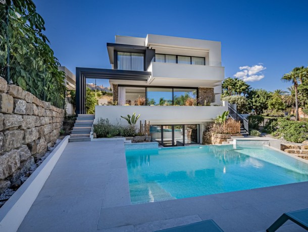 Villa for sale in El Paraiso, Marbella