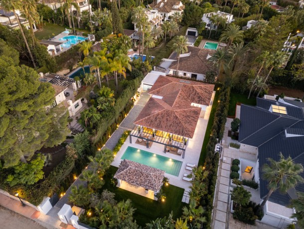 Villa for sale in Las Brisas, Marbella