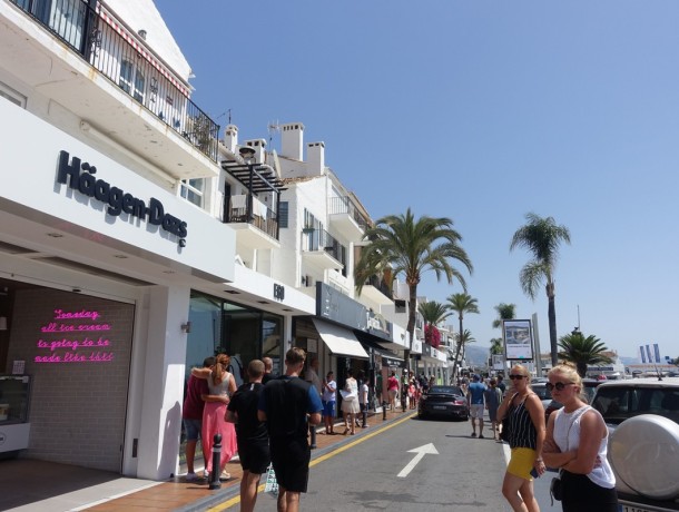 Commercial for sale in Puerto Banús, Marbella