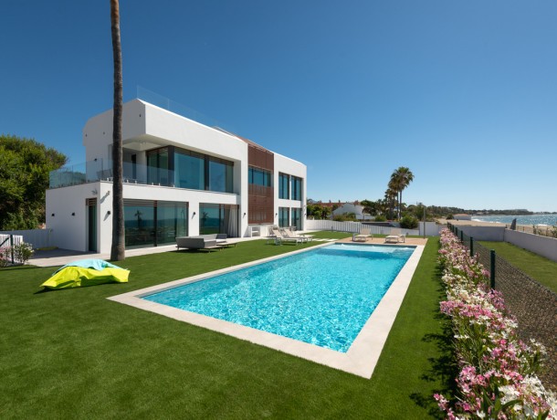 Villa for sale in New Golden Mile, Marbella