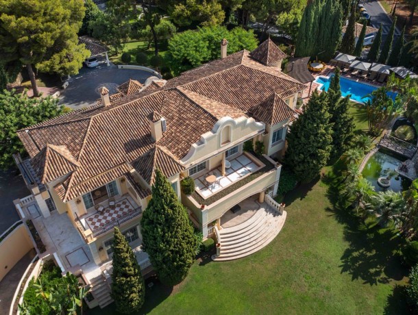 Villa for sale in Sierra Blanca, Marbella