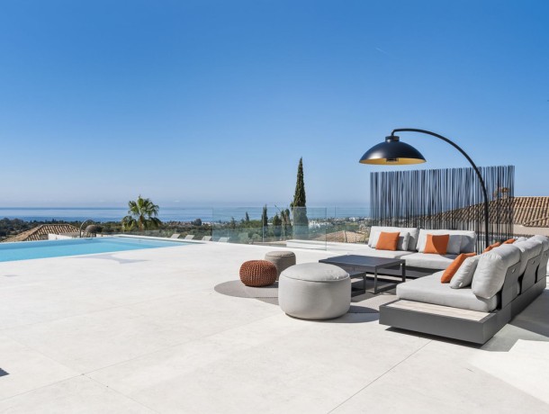 Villa for sale in El Paraiso, Marbella