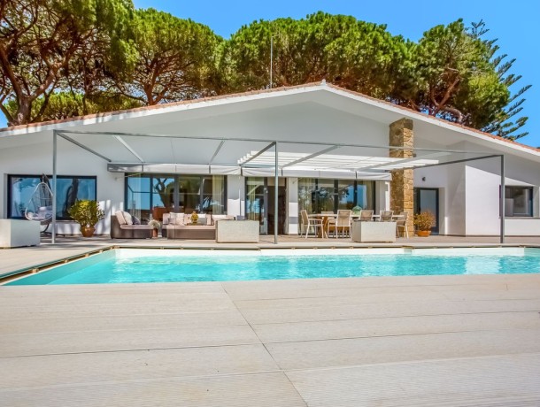 Villa for sale in El Rosario, Marbella