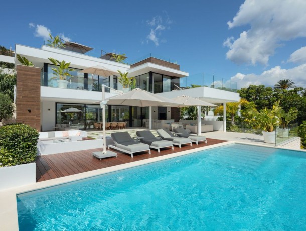 Villa for sale in Nueva Andalucía, Marbella
