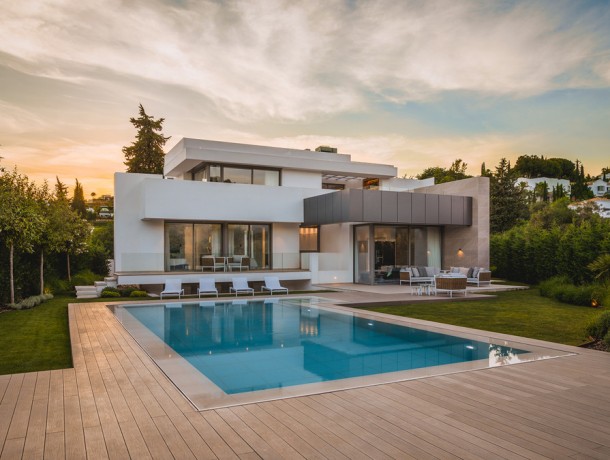 Villa for sale in El Paraiso, Marbella