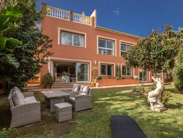 Villa for sale in Cerros del Aguila, Marbella