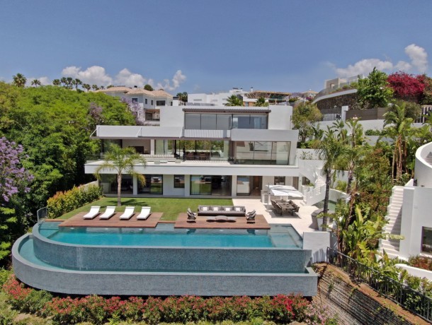 Villa for sale in La Quinta, Marbella