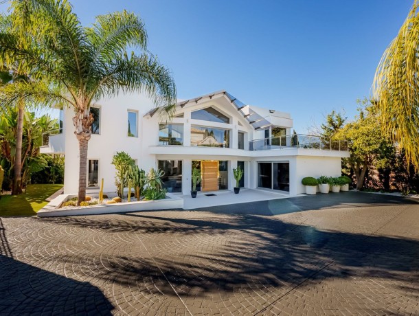 Villa for sale in Nueva Andalucía, Marbella