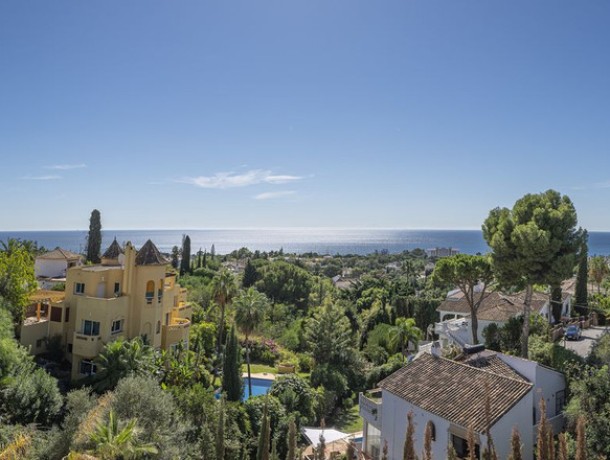 Villa for sale in El Rosario, Marbella