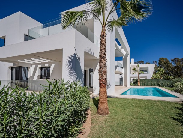 Villa for sale in El Paraiso, Marbella