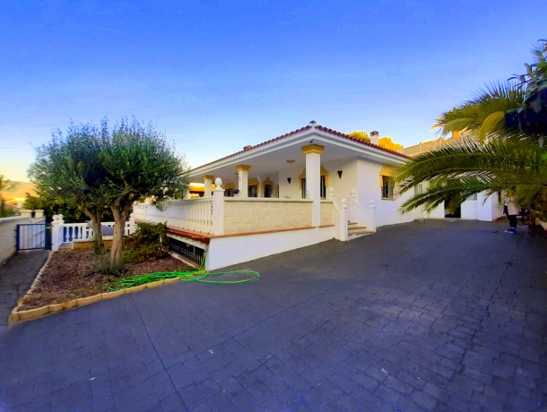 Villa for sale in Cerros del Aguila, Marbella