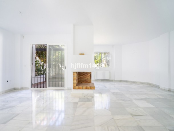 Townhouse for sale in Nueva Andalucía, Marbella
