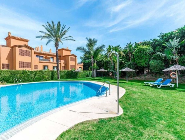Apartment for sale in La Atalaya, Marbella