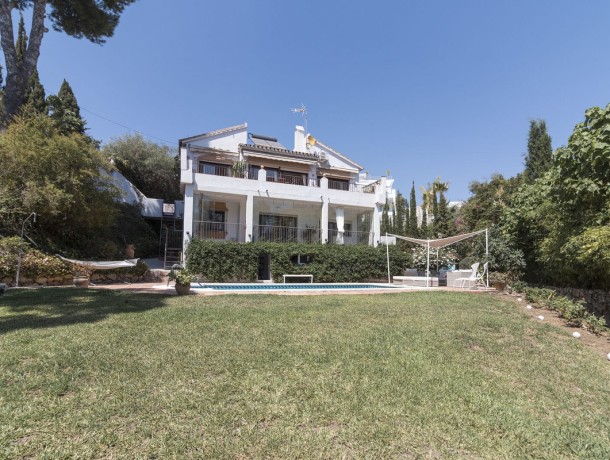 Villa for sale in El Rosario, Marbella
