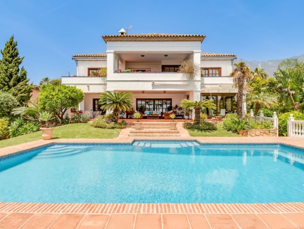 Villa for sale in Sierra Blanca, Marbella